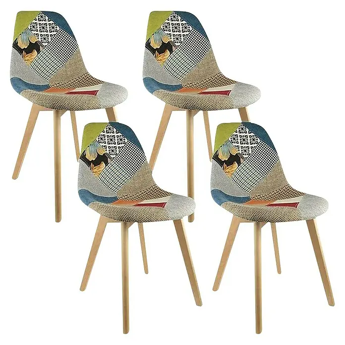 Home Deco Factory Silla Patchwork - Multicolor, 4 pzs. - Esta imagen muestra cuatro sillas de comedor patchwork con patas de madera sobre un fondo negro. Son muy decorativas.
