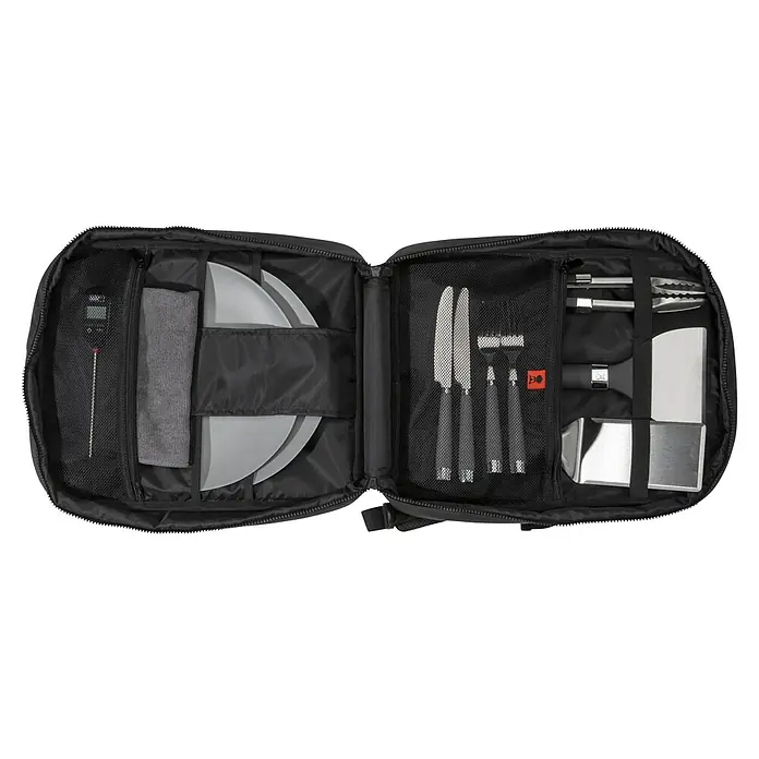 Weber Rucksack - L x B x H: 50 x 35 x 15 cm, Passend für: Grillzubehör, Polyester - Elegantes Grillbesteck-Set in einer schwarzen Tragetasche. Das Set beinhaltet Teller, Besteck, Grillzange, Spatel und ein digitales Thermometer.
