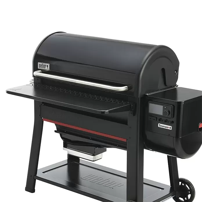 Weber Fronttisch Searwood - Passend für: Weber Pelletgrill Searwood XL, Stahl - Schwarzer Weber Searwood Pelletgrill mit silbernem Griff und Seitenablage, digitalem Bedienfeld.
