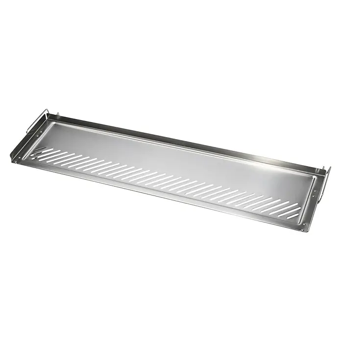 Weber Warmhalterost Planchagrill - Passend für: Weber Plancha-Grill Slate 76 - Das Bild zeigt eine silberfarbene, rechteckige Auffangwanne mit einem erhöhten Rand und diagonal angeordneten Schlitzen auf einer schwarzen Oberfläche.