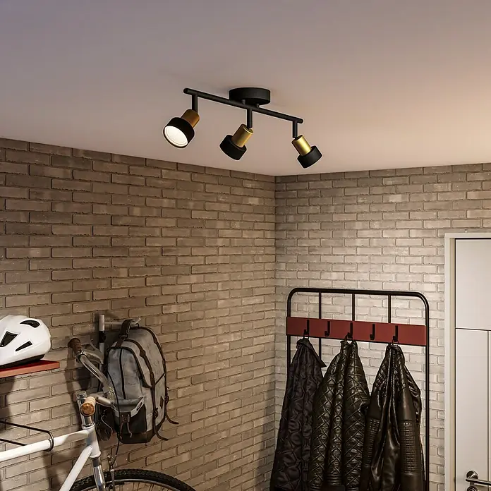 Philips Regleta Conduit - 5 W, L x An x Al: 48 x 13 x 11 cm, Negro, GU10 - Lámpara de techo con tres focos de metal en negro y dorado, ideal para una iluminación elegante y funcional en la habitación.