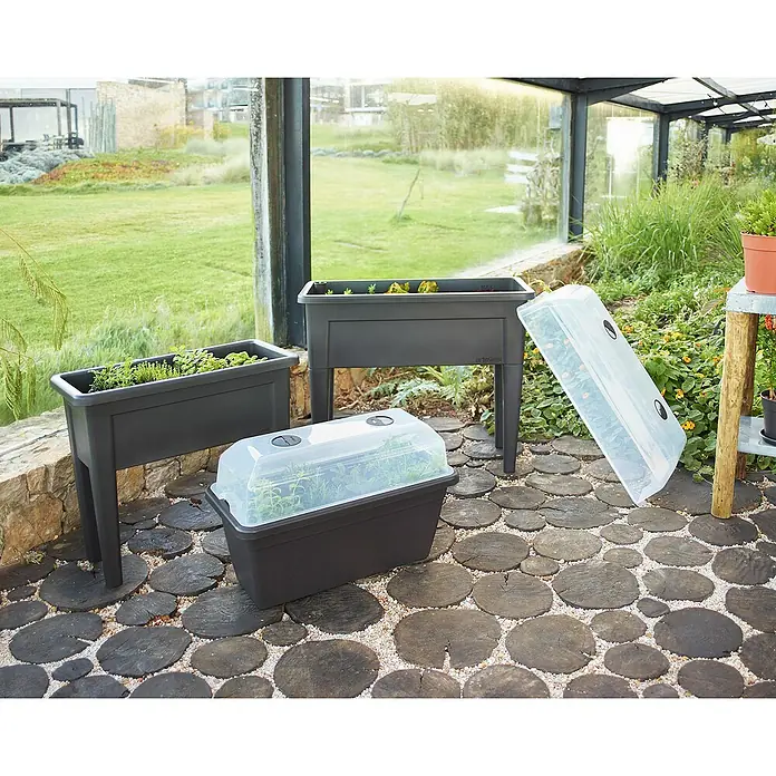 Artevasi Venezia Hochbeet - L x B x H: 80 x 39 x 69 cm, Kunststoff, Anthrazit - Das Bild zeigt eine Auswahl von Artevasi Pflanzkästen und Anzuchtkästen im Außenbereich, ideal für den Garten oder die Terrasse.