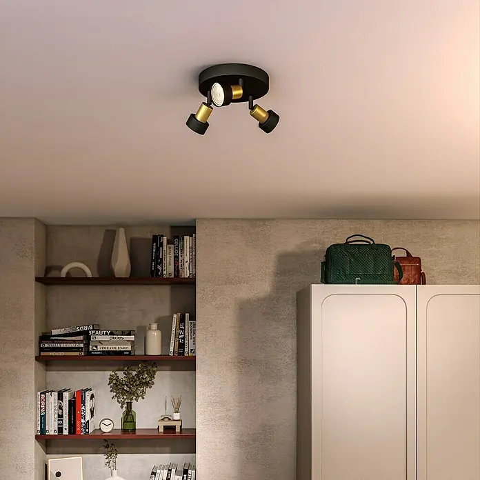 Philips Regleta Conduit - 5 W, L x An x Al: 22 x 20 x 9 cm, Negro, GU10 - Lámpara de techo negra con detalles dorados. La lámpara tiene tres focos ajustables.