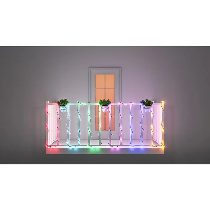 WiZ Smart-LED-Lichterkette - Innen, 20 m, Lichtfarbe: Mehrfarbig, 160 Stk. - Ein Balkon mit bunten Lichtern und Topfpflanzen, der eine gemütliche Atmosphäre schafft und die Blicke auf sich zieht.