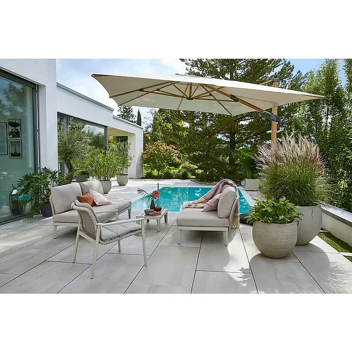 Sunfun Ampelschirm Capri - Beige, 300 x 350 cm, Aluminium - Einladende Gartenszene mit Sonnenschirm, stilvollen Gartenmöbeln und üppigen Pflanzen. Der große Sonnenschirm spendet Schatten auf der Terrasse.