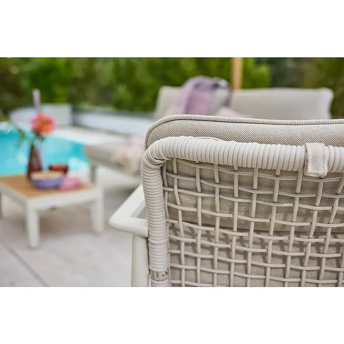 Sunfun Solo Rope Gartenmöbel-Auflage - Light-Greige, Passend für: Sunfun Solo Loungesessel - Nahaufnahme eines Gartenstuhls mit grauem, gewebtem Design und weichen Polstern, perfekt für entspannte Stunden im Freien.
