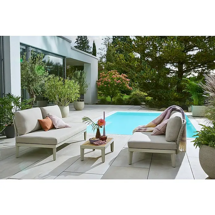 Sunfun Solo Garten-Couchtisch - L x B x H: 72 x 41,5 x 26 cm, Light-Greige - Eine stilvolle Gartensitzgruppe mit zwei Liegen und einem kleinen Tisch am Pool. Die Möbel sind in hellen Farben gehalten und passen perfekt zum modernen Ambiente.