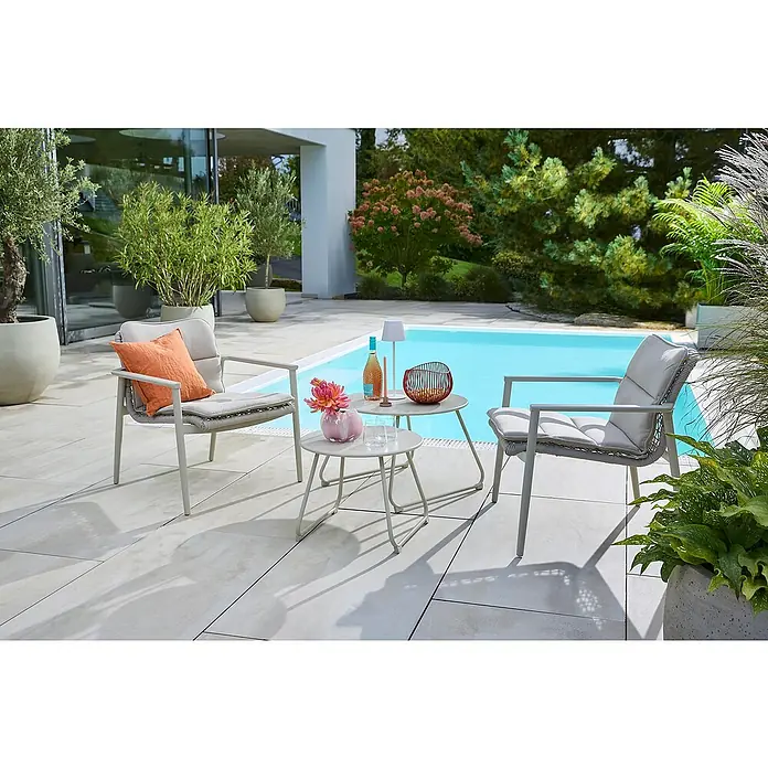 Sunfun Sarah Garten-Beistelltisch rund - Ø x H: 60 x 41,5 cm, Stahl, Light-Greige - Zwei moderne Outdoor-Sessel und Beistelltische neben einem Pool. Ideal für entspannte Stunden im Freien. Stilvolles Design für Garten und Terrasse.