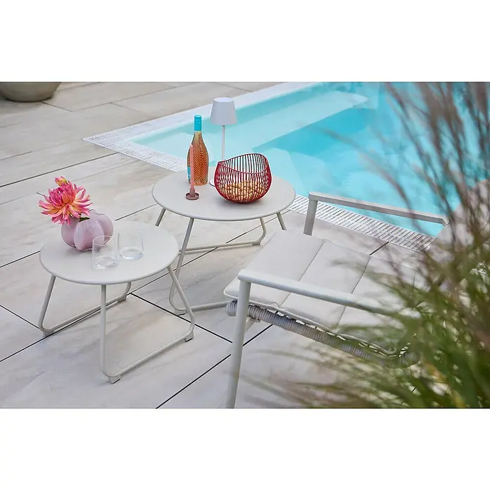 Sunfun Sarah Garten-Beistelltisch rund - Ø x H: 60 x 41,5 cm, Stahl, Light-Greige - Elegante Gartentische neben einem Pool. Die Tische präsentieren stilvolle Accessoires, ideal für entspannte Stunden im Freien.