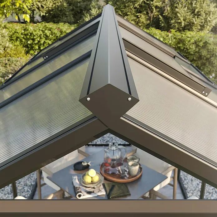 KGT Gewächshaus Galant III - Außenmaß inkl. Dachüberstand (B x T): 216 x 308 cm, Material Seitenwand: Glas, 4 mm, Tannengrün - Detailansicht der Metallkonstruktion eines Gewächshauses mit transparenten Paneelen.