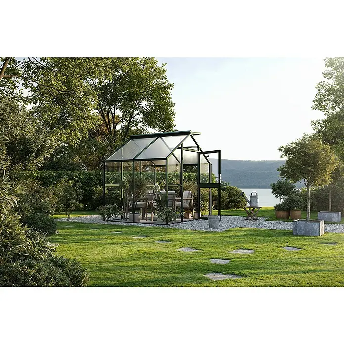 KGT Gewächshaus Novum II - Außenmaß inkl. Dachüberstand (B x T): 273 x 208 cm, Material Seitenwand: Glas, 4 mm, Tannengrün - Das Gewächshaus fügt sich perfekt in den Garten ein. Geniessen Sie das ganze Jahr saisonale Früchte und Gemüse.