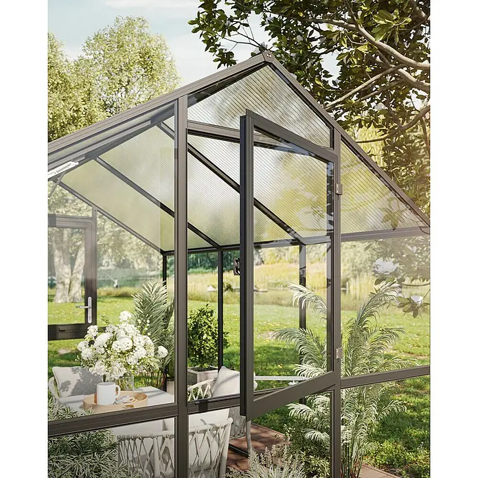 KGT Gewächshaus Aptasia IV - Außenmaß inkl. Dachüberstand (B x T): 233 x 429 cm, 4 mm, Anthrazit-Grau - Nahaufnahme eines Gewächshauses mit geöffneter Tür, das Einblick in den gemütlichen Innenraum mit Sitzgelegenheiten und Pflanzen bietet.