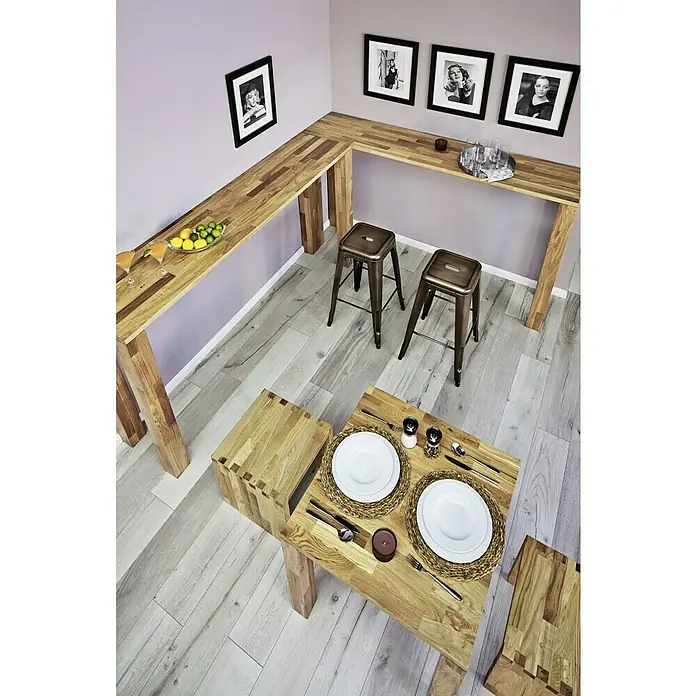 Exclusivholz Aspen Bankplatte - Eiche, 200 x 45 x 3,2 cm - Die Holzbartheke mit Hockern und einem passenden Esstisch-Set aus Holz, gedeckt mit Tellern, Besteck und Platzsets.