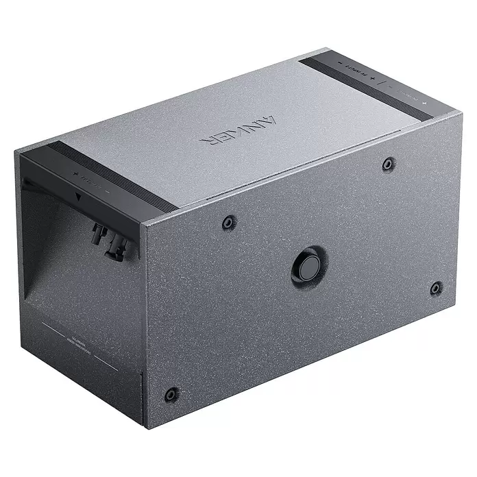 Anker Solix Solarbank E1600 Solarstromspeicher - 0% MwSt. gem. § 12 Abs. 3 UStG - Nennleistung: 1.600 W, Passend für: Balkonkraftwerke - Texturiertes dunkelgraues Anker Strommodul mit heller Oberseite, zeigt Solareingangsbezeichnungen und Anschlüsse.