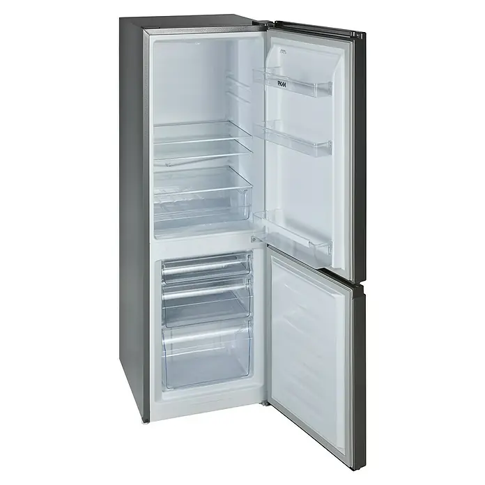 PKM Kühl-Gefrierkombination KS 218.4 S - Nutzinhalt Gesamt: 175 l, 56,2 x 49,5 x 143 cm, Silber - Ein offener Kühlschrank mit klaren Regalen und Schubladen. Die Tür des Kühlschranks ist ebenfalls offen, sodass man das Innere sehen kann.
