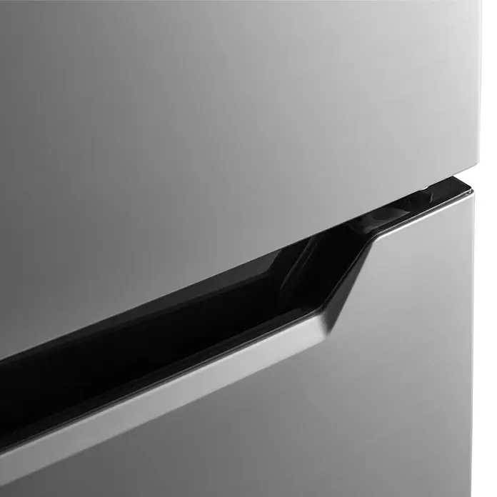 Wolkenstein Kühl-Gefrierkombination FD351.4A NF IX - Nutzinhalt Gesamt: 320 l, 68,5 x 63,5 x 185,5 cm, Inox - Detailaufnahme eines modernen Kühlschranks mit elegantem Griff und glatter Oberfläche, die das minimalistische Design hervorhebt.