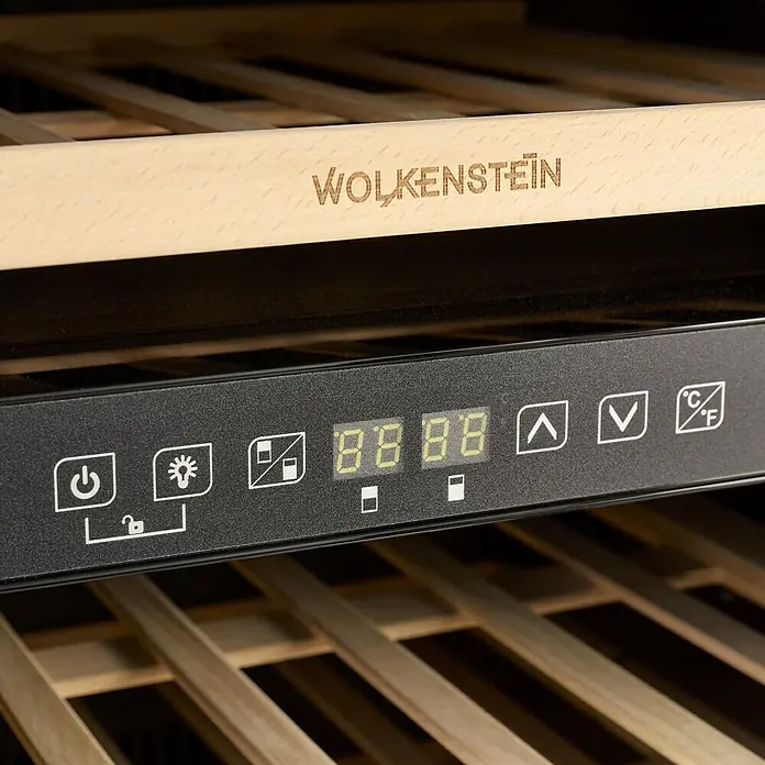Wolkenstein Weinkühlschrank UWTS129 - Einbaugerät, L x B x H: 57 x 59,5 x 82 cm, Schwarz - Nahaufnahme der Wolkenstein Weinkühlschrank-Bedienelemente mit digitaler Anzeige und Regalen im Hintergrund.