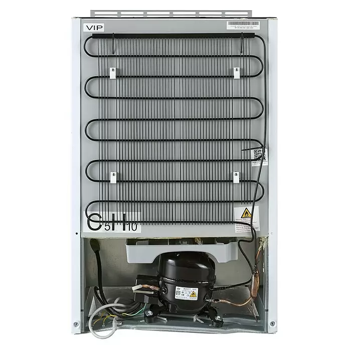 PKM Kühl-Gefrierkombination KS82.3EUB - Nutzinhalt Gesamt: 83 l, 54,5 x 50 x 82,1 cm, Weiß - Rückansicht eines Kühlschranks mit schwarzen Kondensatorschlangen, einem schwarzen Kompressor, Kupferrohren und Etiketten auf einer hellgrauen Platte.