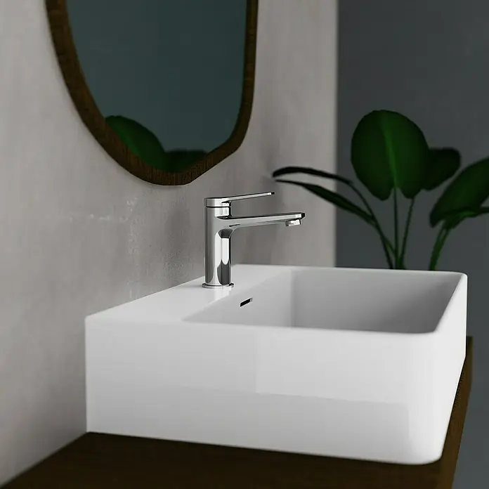 Camargue Waschtischarmatur Liana - Chrom, Glänzend - Moderne Waschbecken-Armatur aus Chrom auf einem eckigen, weißen Aufsatzwaschbecken. Spiegel und Pflanze im Hintergrund sorgen für Ambiente.