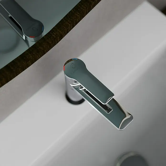 Camargue Waschtischarmatur Liana - Chrom, Glänzend - Nahaufnahme einer modernen Chrom-Wasserhahnarmatur auf einem weißen Waschbecken, die ein schlankes Design und präzise Technik zeigt.