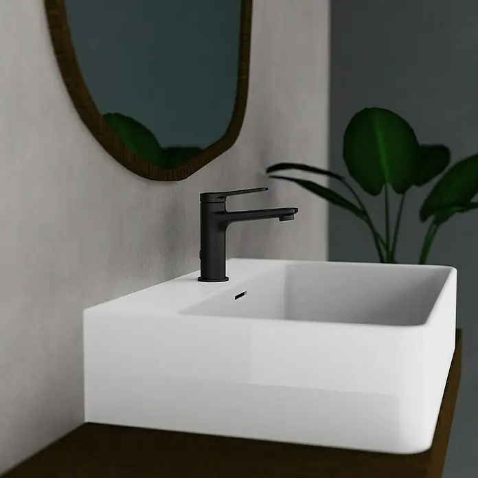 Camargue Waschtischarmatur Liana - Schwarz, Matt - Nahaufnahme eines modernen Waschbeckens mit schwarzer Armatur und Spiegel im Badezimmer. Elegantes Design für stilvolle Badezimmer.