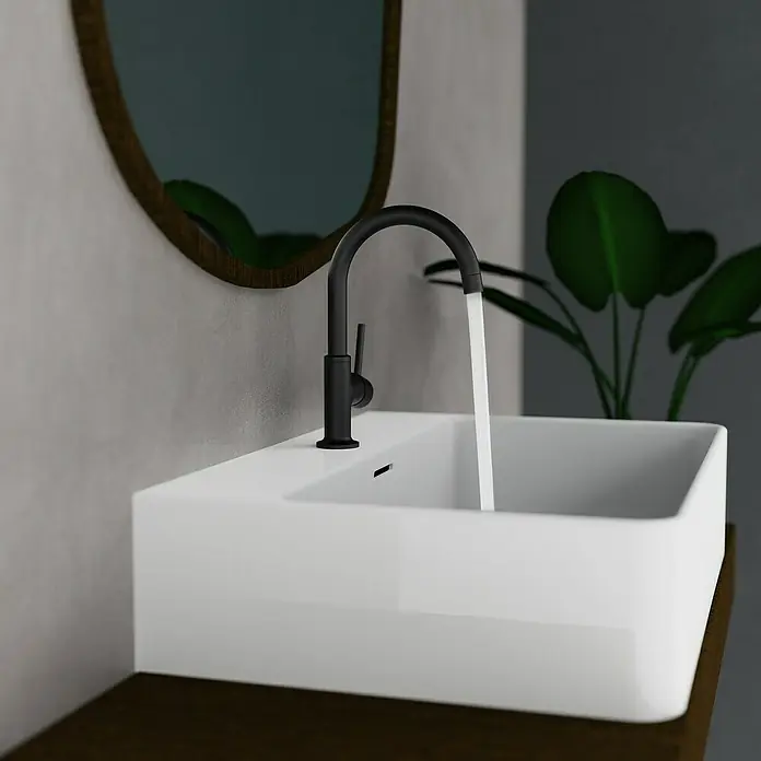 Camargue Waschtischarmatur Lima - Schwarz, Matt - Nahaufnahme eines modernen, weißen Waschbeckens mit einem eleganten, schwarzen Wasserhahn und fließendem Wasser, ideal für ein stilvolles Badezimmer.