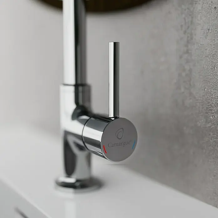 Camargue Waschtischarmatur Lima - Chrom, Glänzend - Nahaufnahme einer modernen Camargue-Armatur mit glänzendem Chromfinish und minimalistischem Design.