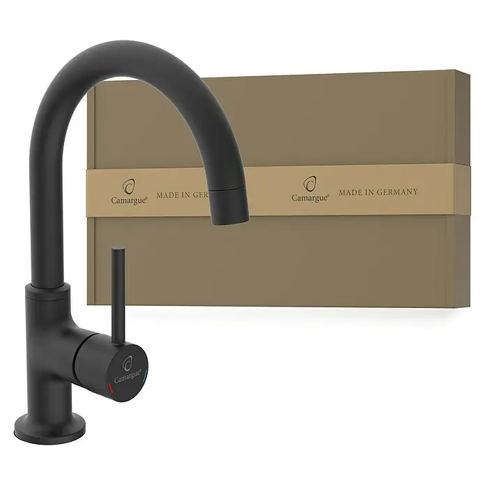 Camargue Waschtischarmatur Lima - Schwarz, Matt - Nahaufnahme einer eleganten, mattschwarzen Camargue Küchenarmatur vor dem passenden Produktkarton.