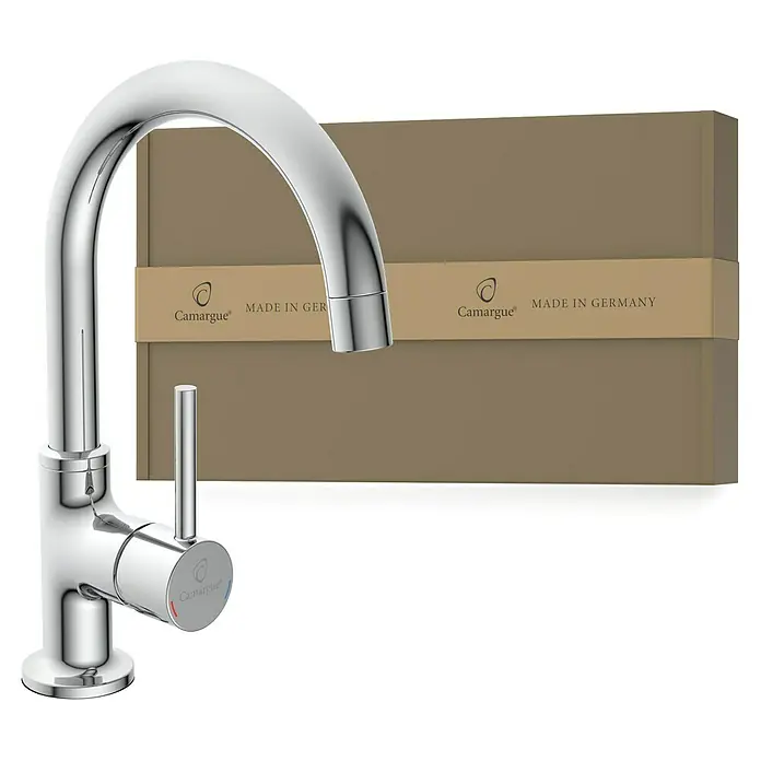 Camargue Waschtischarmatur Lima - Chrom, Glänzend - Glänzender Camargue Küchenarmatur mit geschwungenem Auslauf vor einem Karton mit "Made in Germany"-Schriftzug.