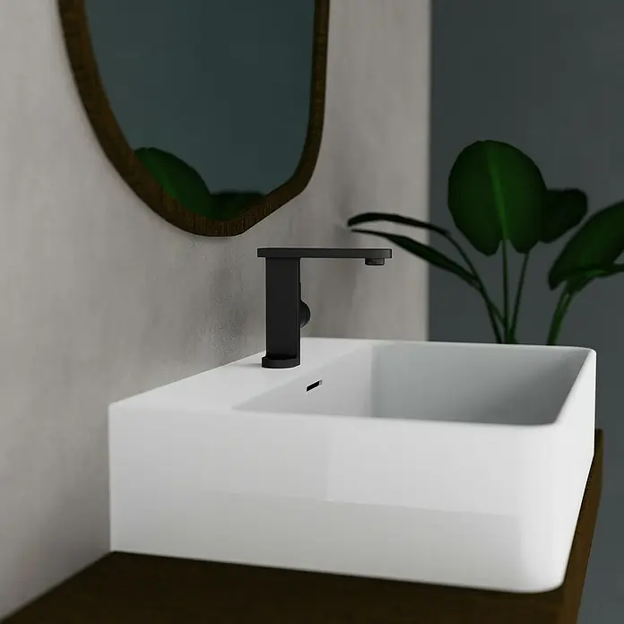 Camargue Waschtischarmatur Stilo - Schwarz, Matt - Nahaufnahme eines modernen Badezimmerwaschbeckens mit schwarzem Wasserhahn und ovalem Spiegel. Elegantes Design für ein stilvolles Ambiente.