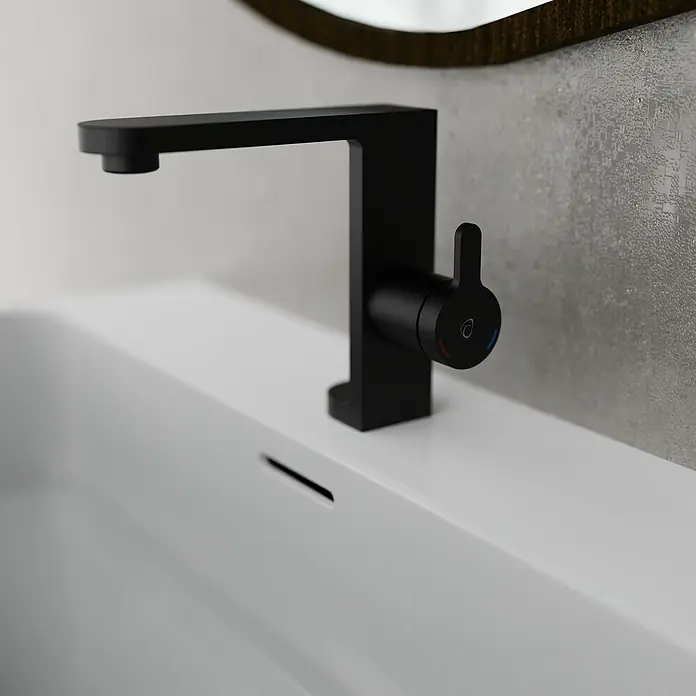 Camargue Waschtischarmatur Stilo - Schwarz, Matt - Nahaufnahme einer schwarzen Armatur auf einem weißen Waschbecken, die ein modernes und elegantes Baddesign zeigt.