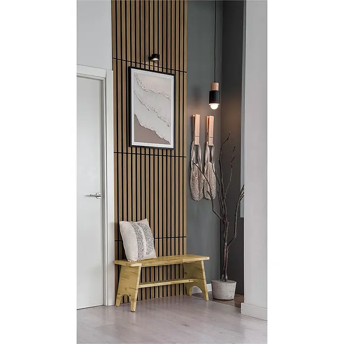 acous Akustikpaneel Compact - Eiche rustikal, L x B x S: 2.440 x 305 x 10,3 mm, 2 Stk. - Eingangsflur mit Holzbank, Wandpaneel und Kunstwerk. Die Dekoration umfasst eine Pendelleuchte und Deko-Zweige im Betontopf.