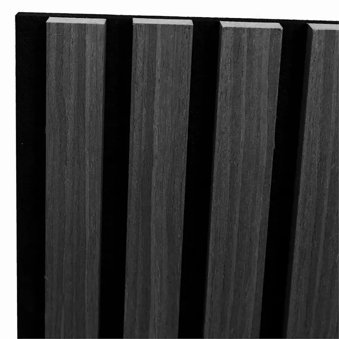 Sonido Akustikpaneel Elements - Black Oak, L x B x S: 1.200 x 560 x 18 mm - Nahaufnahme einer Wandpaneelkonstruktion mit dunklen Holzlatten vor schwarzem Hintergrund. Stilvolles Designelement für moderne Innenräume.