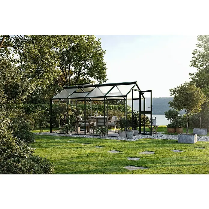 KGT Gewächshaus Galant IV - Außenmaß inkl. Dachüberstand (B x T): 216 x 408 cm, Material Seitenwand: Glas, 4 mm, Tannengrün - Elegantes Gewächshaus mit Esstisch und Stühlen im Garten. Das Gewächshaus bietet eine gemütliche Atmosphäre für Mahlzeiten im Freien.