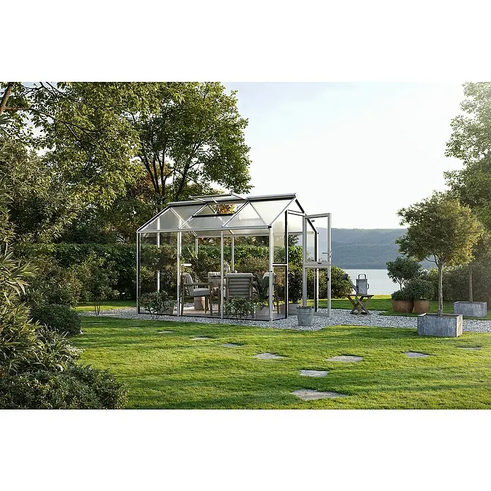 KGT Gewächshaus Galant III - Außenmaß inkl. Dachüberstand (B x T): 216 x 308 cm, Material Seitenwand: Glas, 4 mm, Pressblank - Ein elegantes Gewächshaus im Garten, umgeben von Grün, bietet einen ruhigen Ort zum Entspannen und Gärtnern.