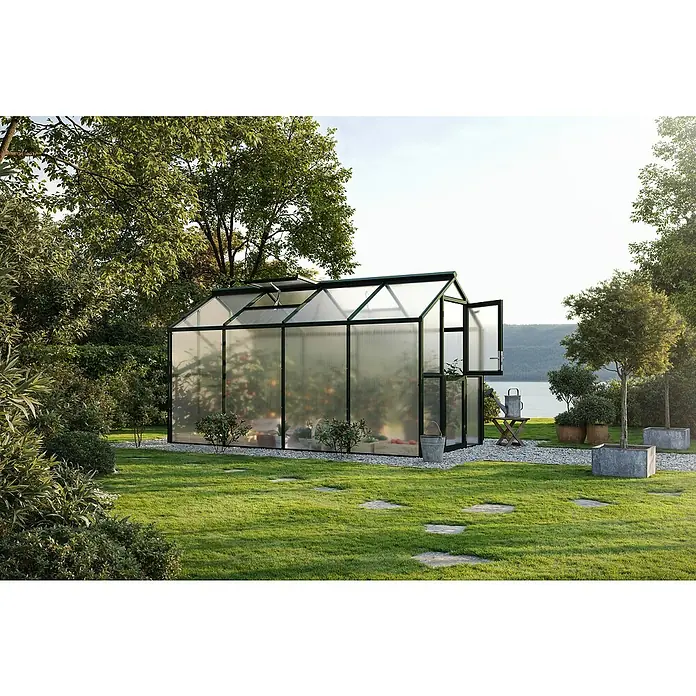 KGT Gewächshaus Galant IV - Außenmaß inkl. Dachüberstand (B x T): 216 x 408 cm, Material Seitenwand: Kunststoff, 10 mm, Tannengrün - Geräumiges Gewächshaus mit Polycarbonatplatten und schwarzem Rahmen in einem Garten mit Grünfläche und Bäumen.