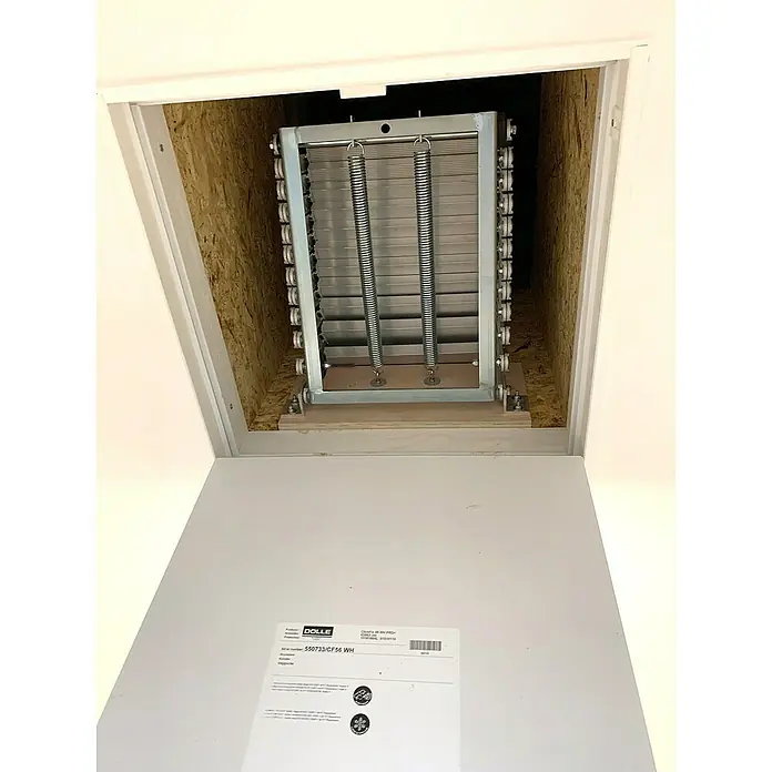 Dolle Bodentreppe Alu fix mit Stirnbrett - Anzahl Stufen: 9 Stk., Passend für: Vorhandene Luken ab 65 x 55 cm - Das Bild zeigt eine DOLLE Bodentreppe, Modell 550733/CF56 WH, eingebaut in einer Deckenöffnung, mit sichtbaren Federn und Mechanismus.