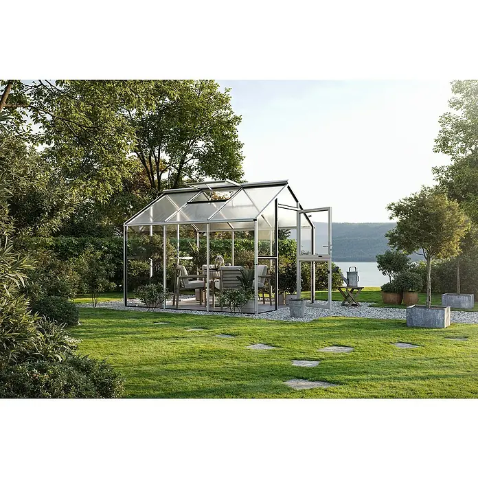 KGT Gewächshaus Novum III - Außenmaß inkl. Dachüberstand (B x T): 273 x 208 cm, Material Seitenwand: Glas, 4 mm, Pressblank - Ein elegantes Gewächshaus mit Glastüren inmitten eines grünen Gartens. Der perfekte Ort, um Pflanzen zu züchten und die Natur zu genießen.