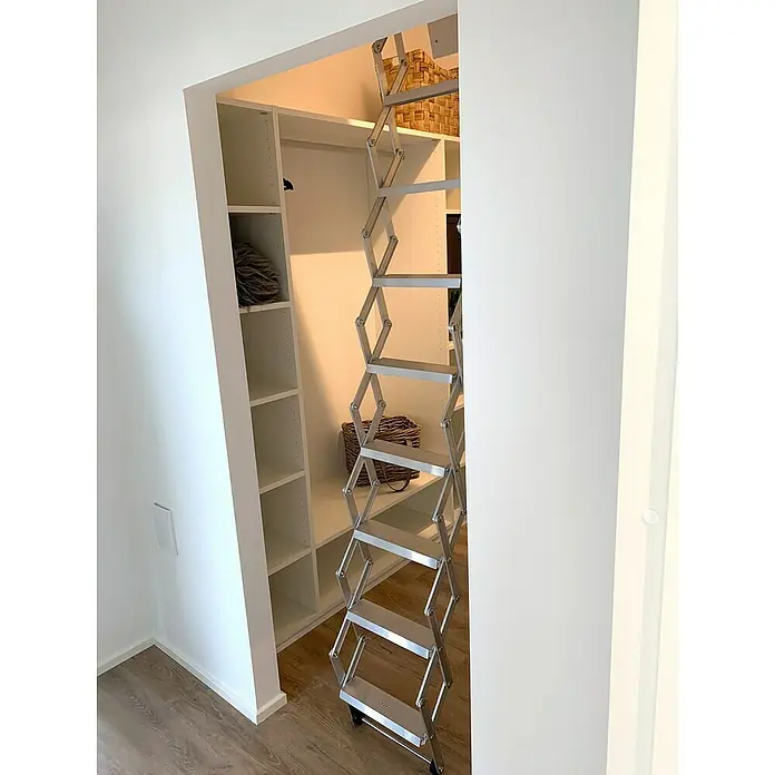 Dolle Bodentreppe Alu fix mit Stirnbrett - Anzahl Stufen: 9 Stk., Passend für: Vorhandene Luken ab 65 x 55 cm - Aluminium-Ausziehleiter für den Schrankzugang, ideal für platzsparende Lösungen und den einfachen Zugriff auf höhere Regale.