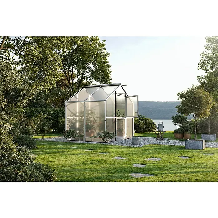 KGT Gewächshaus Novum II - Außenmaß inkl. Dachüberstand (B x T): 273 x 208 cm, Material Seitenwand: Kunststoff, 10 mm, Pressblank - Ein modernes Gewächshaus im Garten mit geöffneten Fenstern, umgeben von Grünpflanzen und Bäumen.