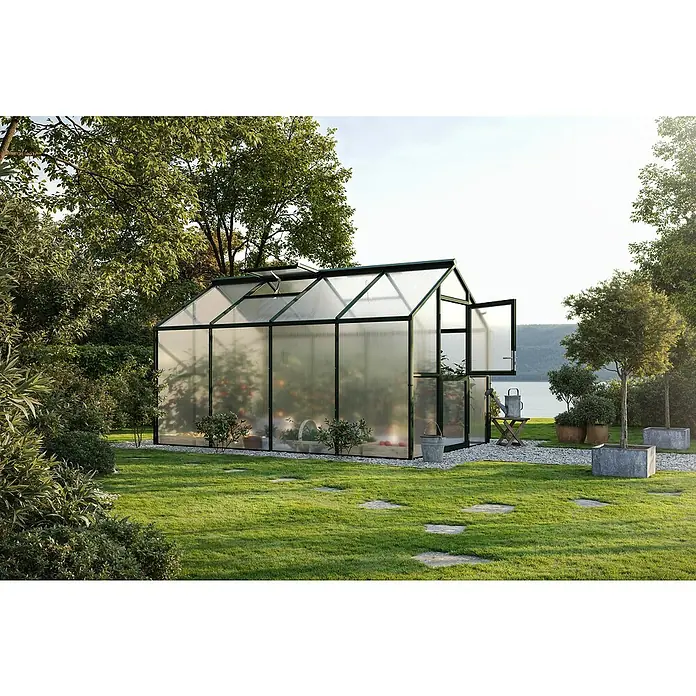 KGT Gewächshaus Novum IV - Außenmaß inkl. Dachüberstand (B x T): 273 x 408 cm, Material Seitenwand: Kunststoff, 10 mm, Tannengrün - Gewächshaus im Garten mit geöffneter Tür, umgeben von Grün. Der Garten wirkt gepflegt mit Rasen und Bäumen.