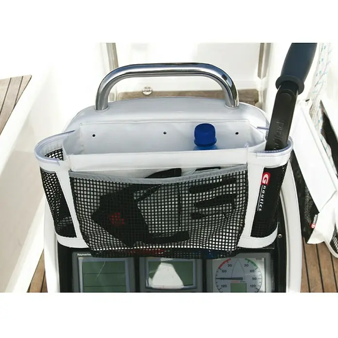 G-Nautics Cockpit-Tasche - L x B x H: 8 x 25 x 20 cm, Weiß/Schwarz - Nahaufnahme einer G. Nautics Aufbewahrungstasche für Boote, mit Netzfächern und einem Getränkehalter, ideal zur Organisation an Bord.