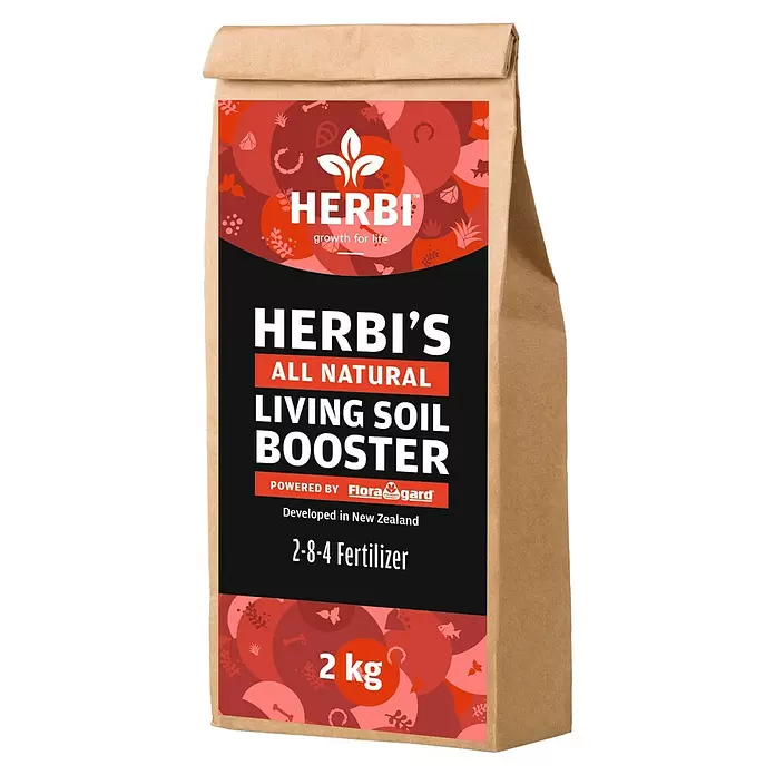Herbi Universaldünger All Natural Living Soil Booster - 2 kg - Braune Papiertüte mit Herbi's 2kg 2-8-4 natürlichem Living Soil Booster Dünger.