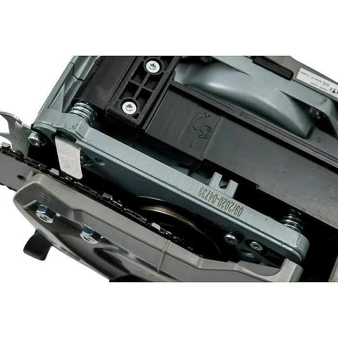 Alpina Motosierra de gasolina ACS 538 - 1,6 kW, 38,5 cm³, Longitud de la cuchilla: 35 cm - Primer plano de una motosierra inalámbrica, destacando la construcción de la cadena, los componentes metálicos y el soporte de la batería negra.