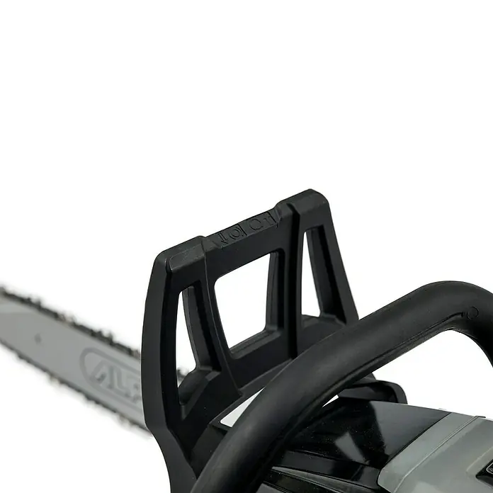 Alpina Motosierra de gasolina ACS 538 - 1,6 kW, 38,5 cm³, Longitud de la cuchilla: 35 cm - Primer plano de una motosierra, destacando los detalles del mango y la cadena. Ideal para jardinería y carpintería.