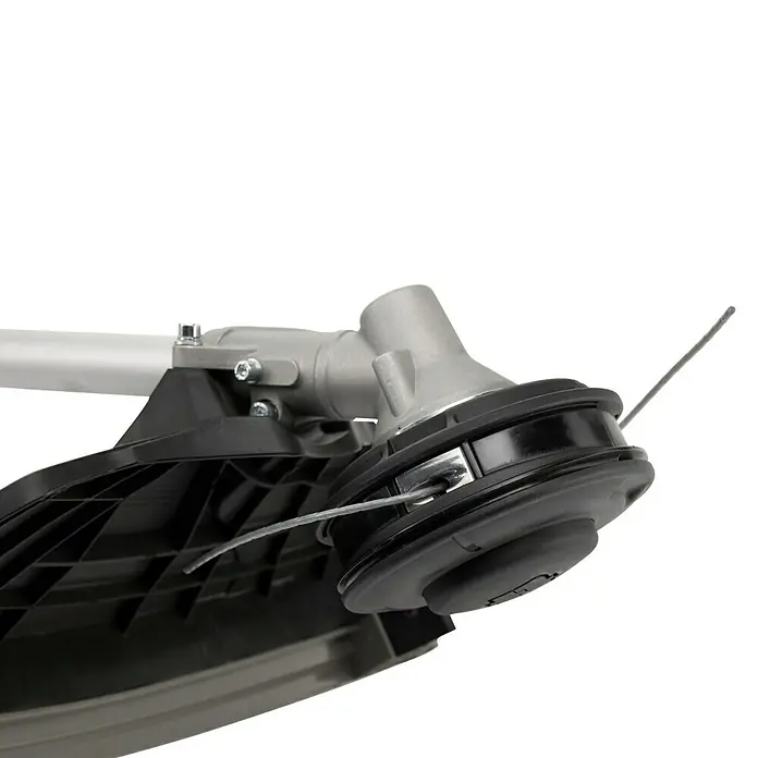 Alpina Desbrozadora de gasolina ABR55D - 17 kW, 52,8 cm³, Ancho de corte hilo: 45 cm, Ancho de corte cuchilla: 25,5 cm - Primer plano de un cortabordes con cabezal de hilo, que optimiza el rendimiento de corte y permite recortar los bordes con precisión.