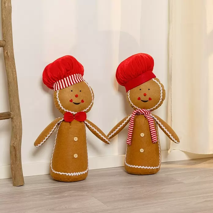 Dekofigur Lebkuchenfigur - Textil, Lebkuchenfigur - Zwei braune Filz-Lebkuchenmänner als Türstopper, einer mit roter Fliege, der andere mit gestreiftem Schal, beide tragen rote Kochmützen und halten Hände.