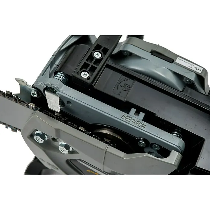 Alpina Motosierra de gasolina ACS 542 - 1,9 kW, 42,4 cm³, Longitud de la cuchilla: 40 cm - Primer plano de una motosierra, que destaca detalles como la cadena, la barra guía y la carcasa.