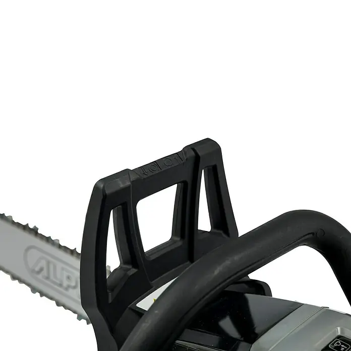 Alpina Motosierra de gasolina ACS 542 - 1,9 kW, 42,4 cm³, Longitud de la cuchilla: 40 cm - Primer plano de una motosierra Alpina, destacando su robusta construcción y diseño ergonómico para un uso seguro y eficiente.