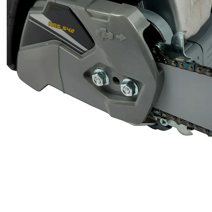 Alpina Motosierra de gasolina ACS 542 - 1,9 kW, 42,4 cm³, Longitud de la cuchilla: 40 cm - Detalle de una motosierra RGS 542, que muestra la cadena y los elementos de fijación.